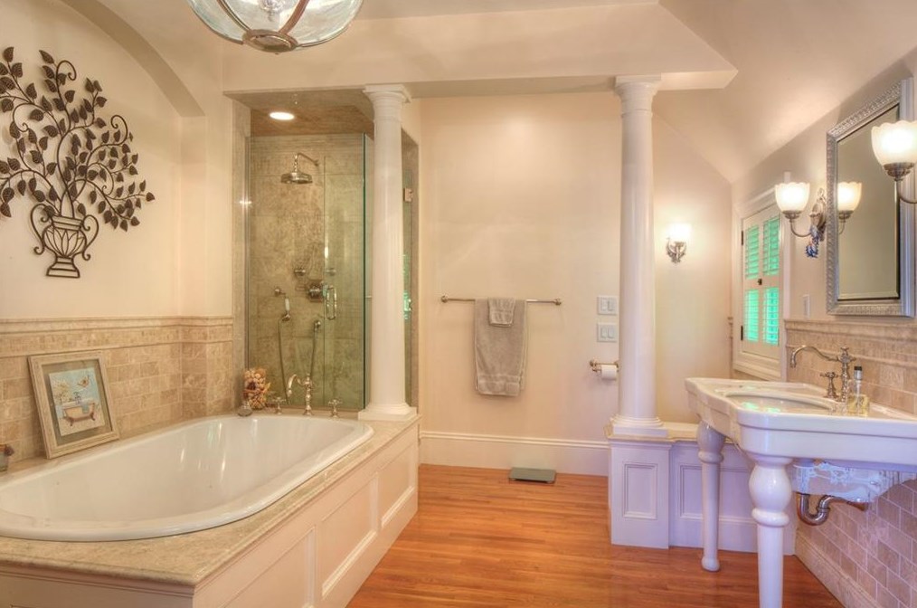 24 Orient Ave, Jamestown RI  02835-1834 exterior