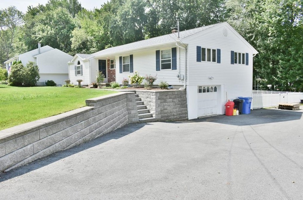 9 Hickory Ln, Lincoln, RI 02865