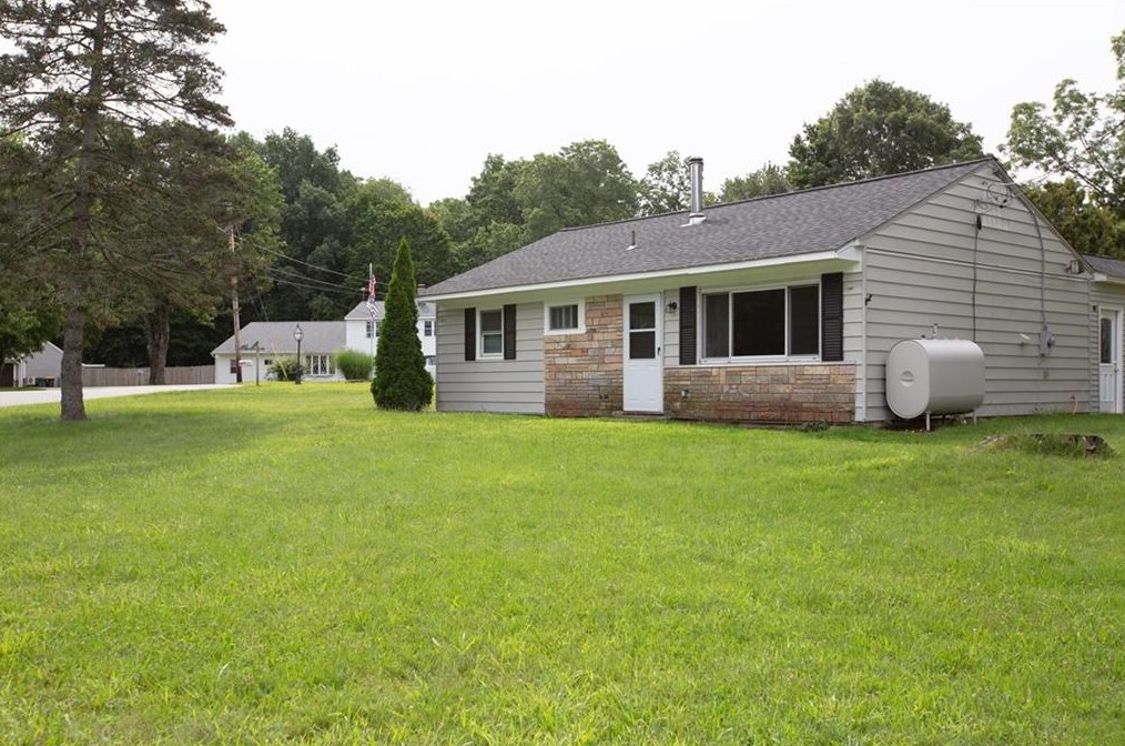 1 Douglas Cir, Smithfield, RI 02828-1921