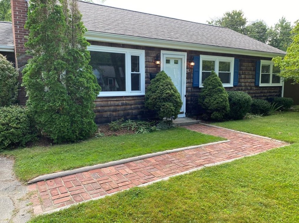 6 Spruce St, Barrington, RI 02806