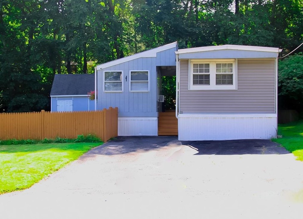 21 Woodridge Dr, Burrillville, RI 02839