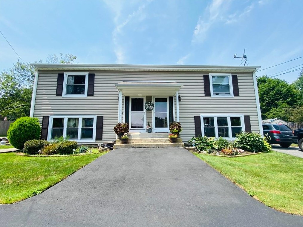 423 Dover Ave, East Providence, RI 02915-3740