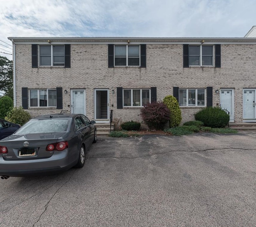 3 Sunflower Cir, Providence, RI 02911