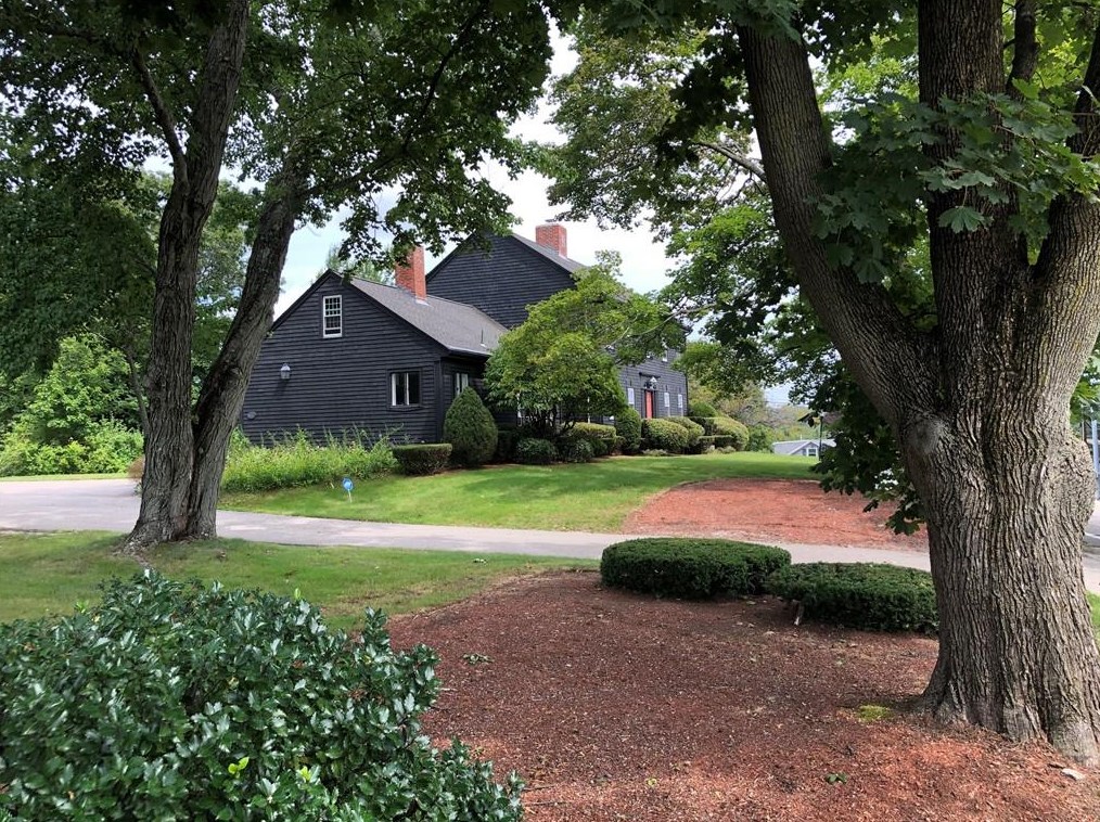 1 Sayles Hill Rd, Lincoln, RI 02838