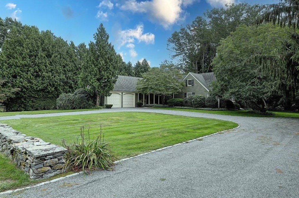 9 Apple Tree Ln, Barrington, RI 02806-4901