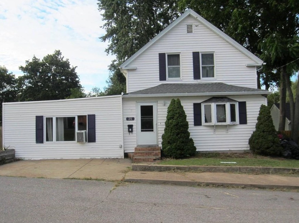 25 Rathbun St, Coventry, RI 02816