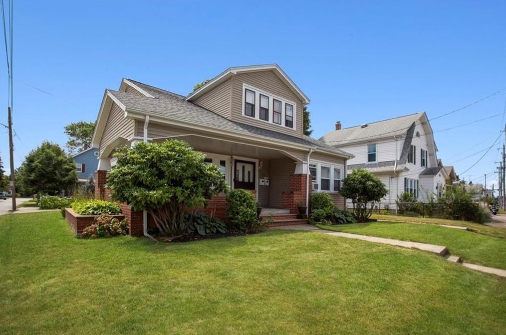 105 Hamlet St, Pawtucket, RI 02861-2828