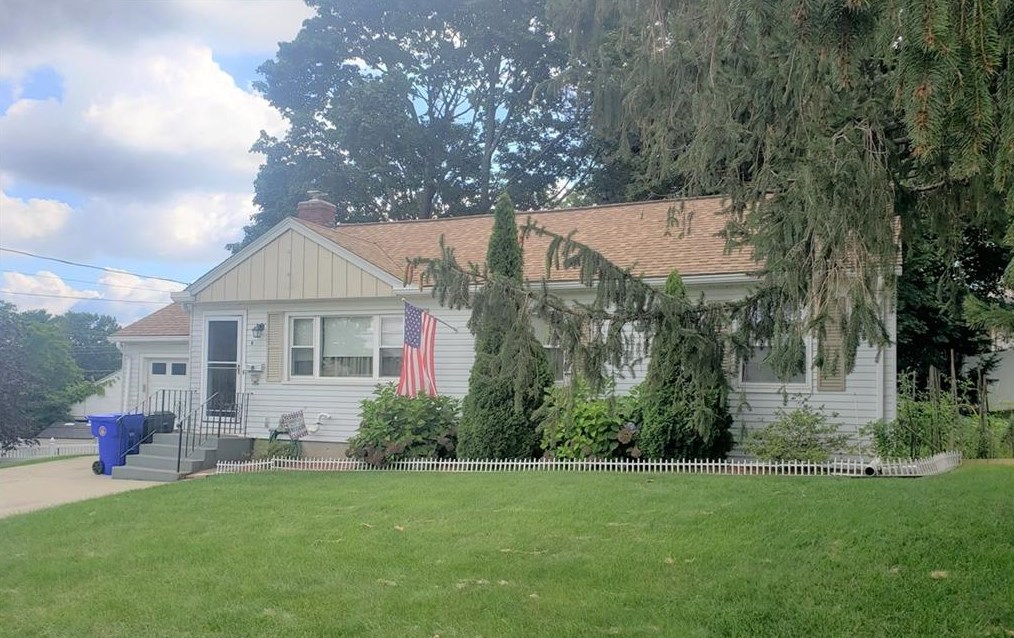 9 Salem Dr, North Providence, RI 02904