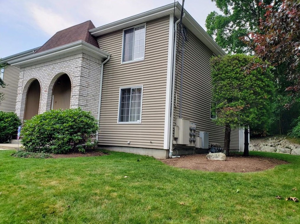37 Marigold Cir, North Providence, RI 02904