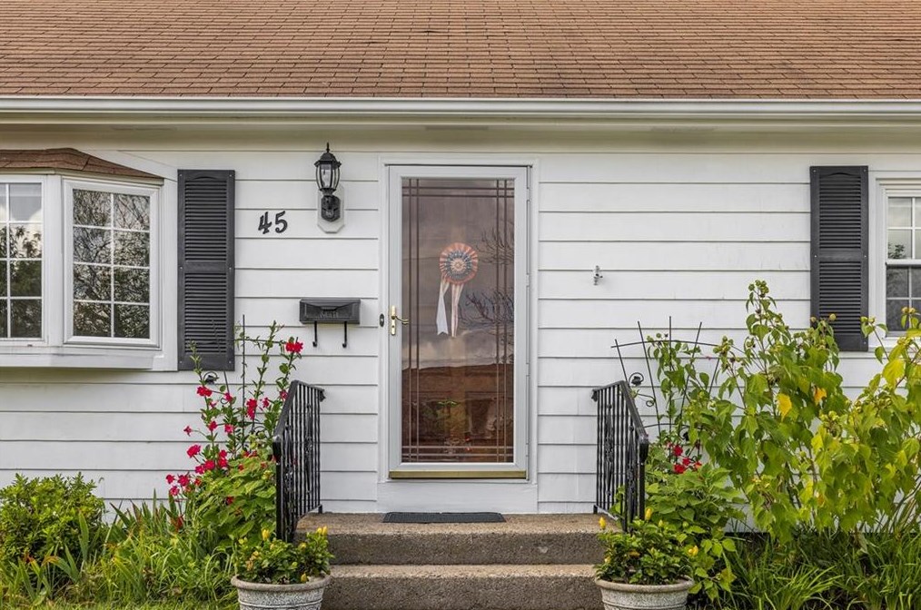 45 Public St, East Providence, RI 02914-4983
