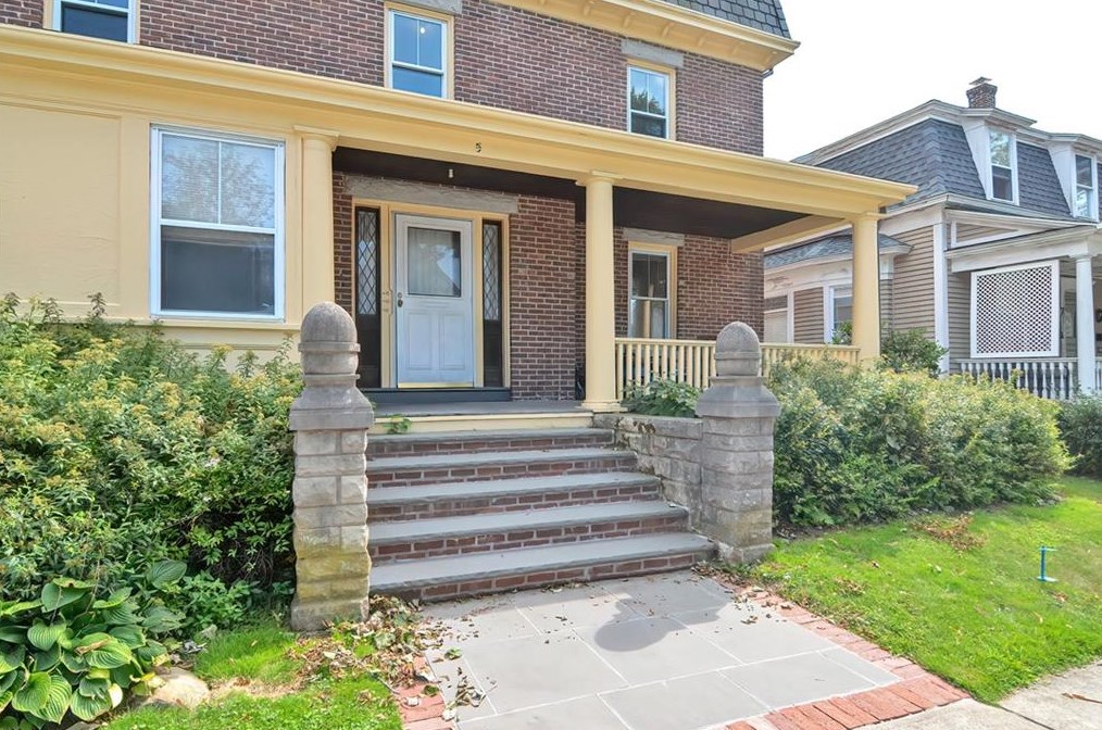5 Dresser St, Middletown, RI 02840