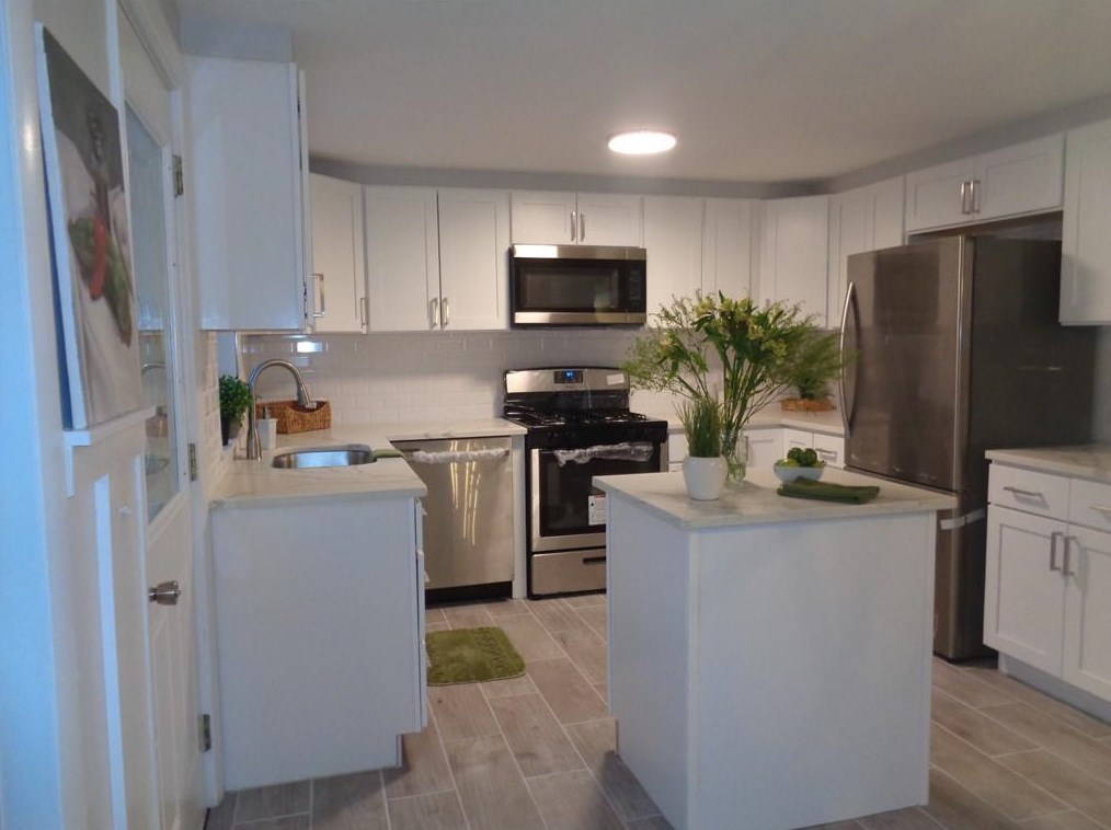 160 Lake Garden Dr, Cranston RI  02920-1208 exterior