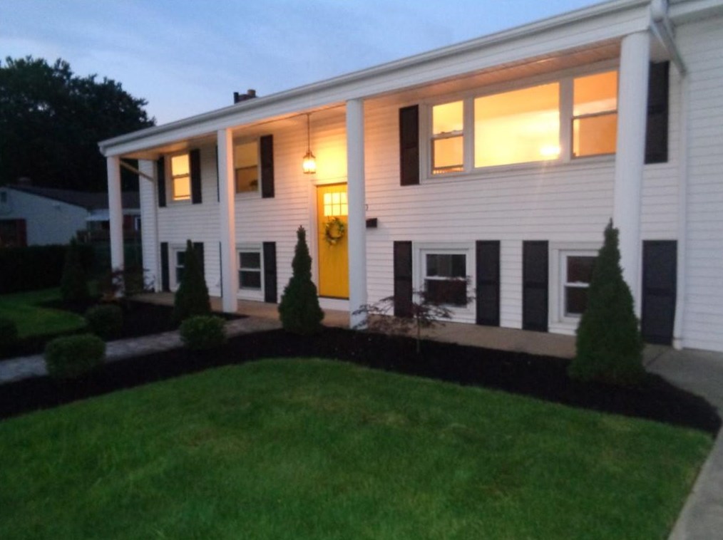 160 Lake Garden Dr, Cranston RI  02920-1208 exterior