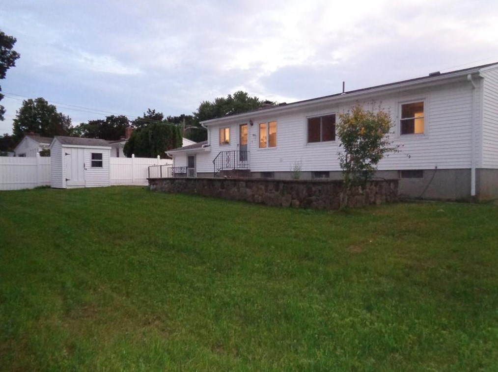 160 Lake Garden Dr, Cranston RI  02920-1208 exterior