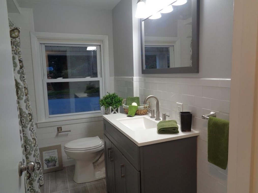 160 Lake Garden Dr, Cranston RI  02920-1208 exterior