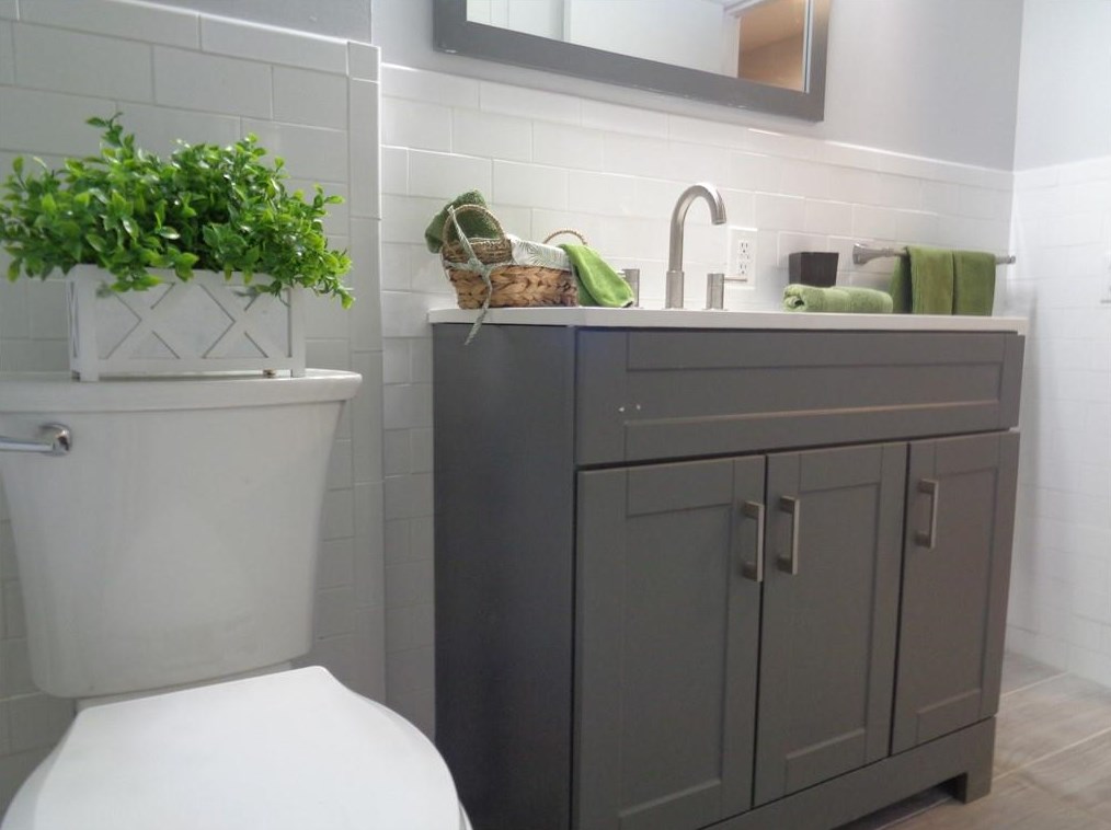 160 Lake Garden Dr, Cranston RI  02920-1208 exterior