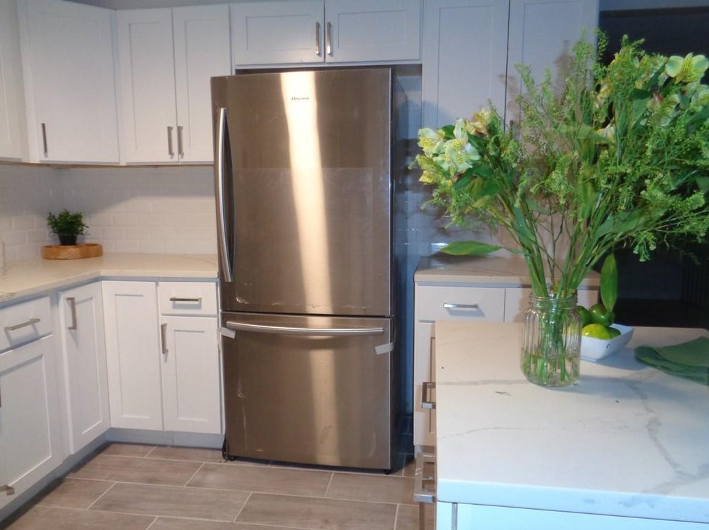 160 Lake Garden Dr, Cranston RI  02920-1208 exterior