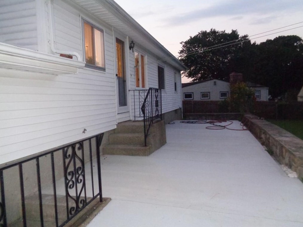 160 Lake Garden Dr, Cranston RI  02920-1208 exterior