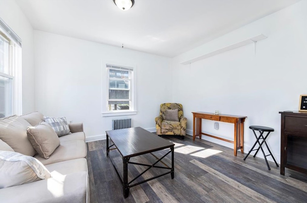 12 Gidley St, Middletown, RI 02840