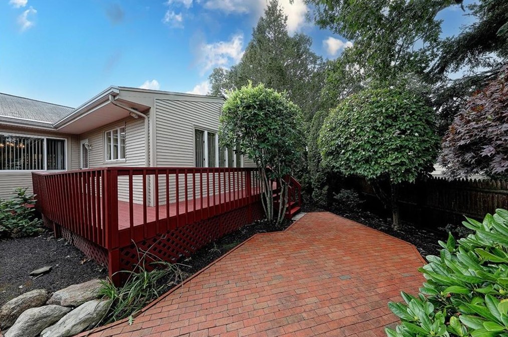 165 Belvedere Dr, Cranston RI 02920-3603 exterior