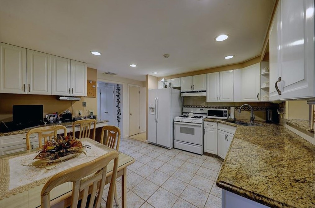 165 Belvedere Dr, Cranston RI 02920-3603 exterior