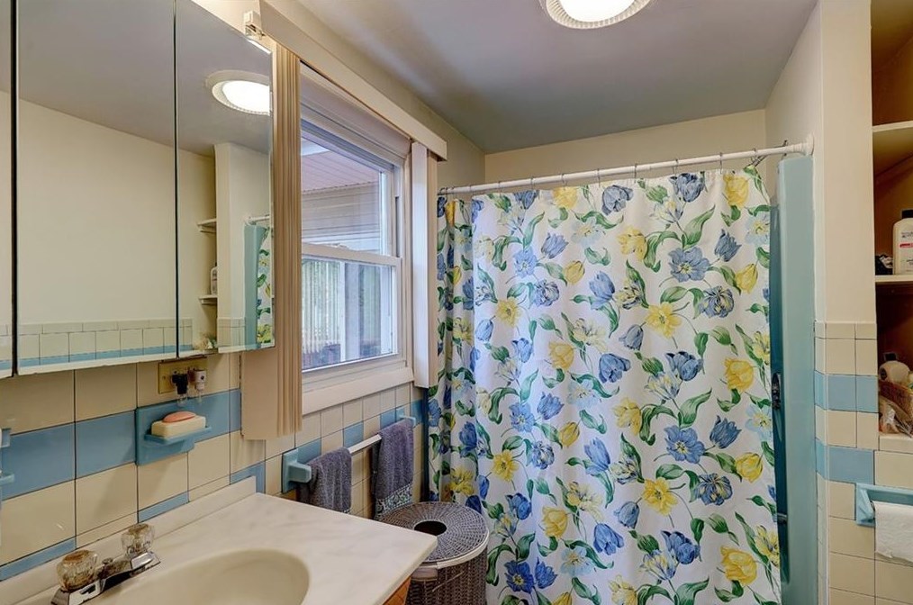 165 Belvedere Dr, Cranston RI 02920-3603 exterior