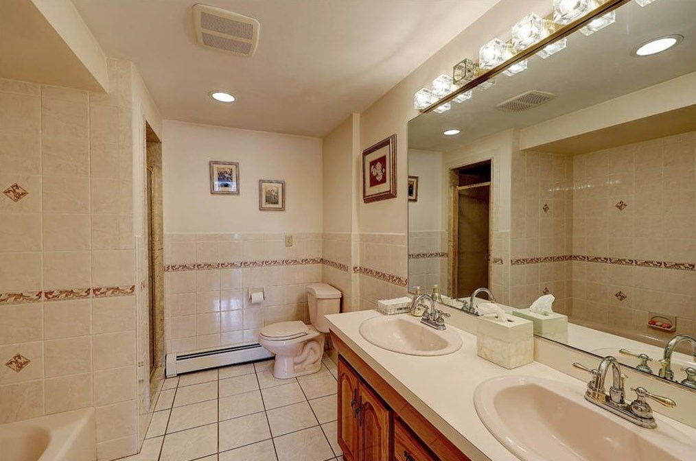 165 Belvedere Dr, Cranston RI 02920-3603 exterior