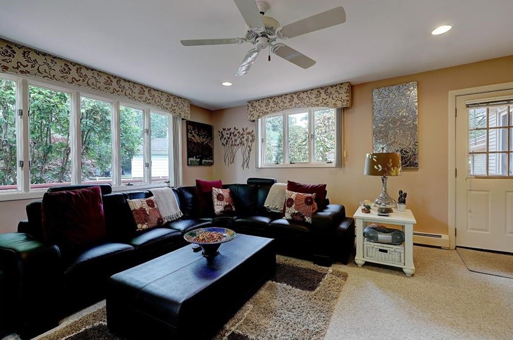 165 Belvedere Dr, Cranston RI 02920-3603 exterior