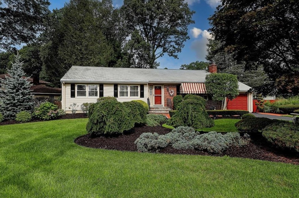 165 Belvedere Dr, Cranston RI 02920-3603 exterior