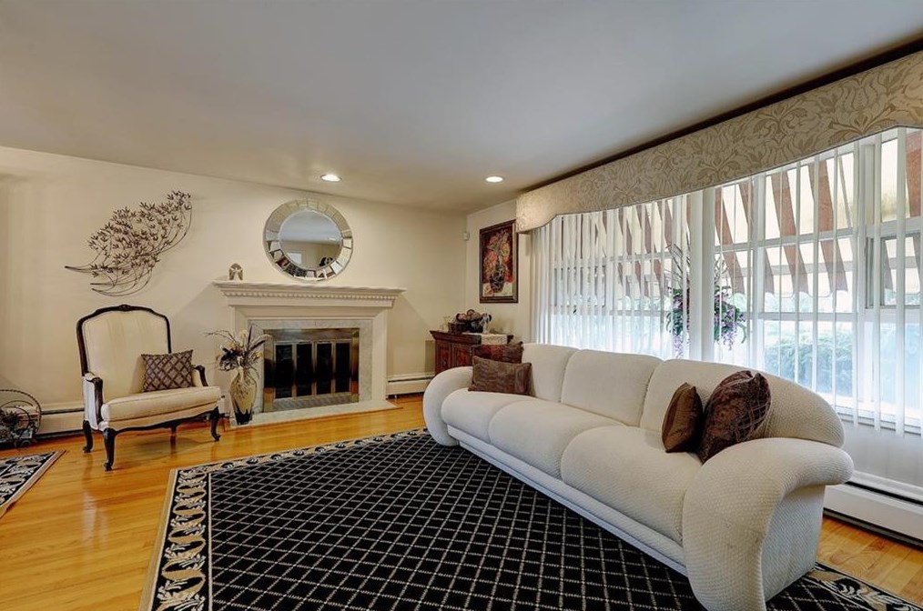 165 Belvedere Dr, Cranston RI 02920-3603 exterior