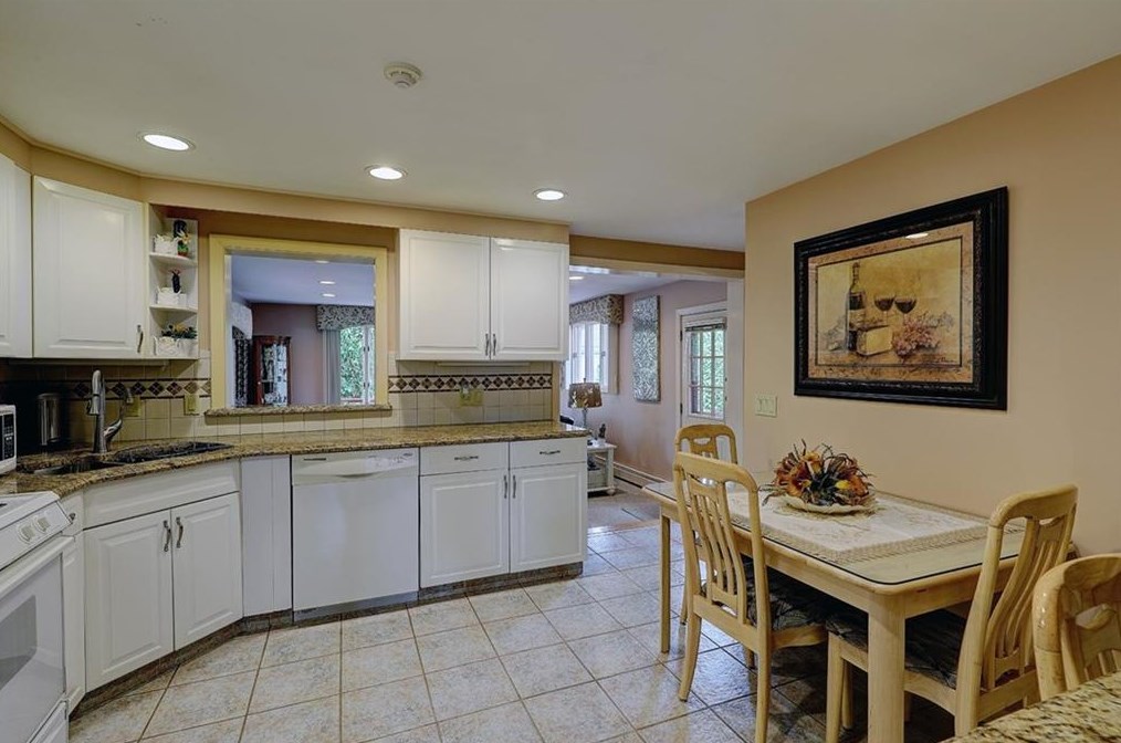 165 Belvedere Dr, Cranston RI 02920-3603 exterior