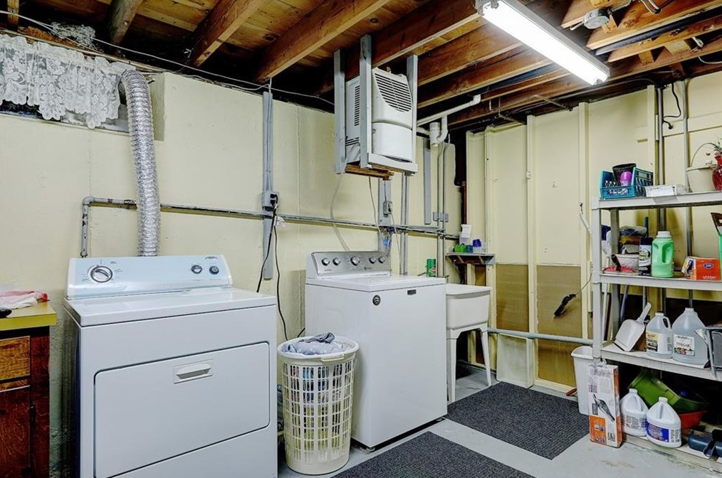 165 Belvedere Dr, Cranston RI 02920-3603 exterior