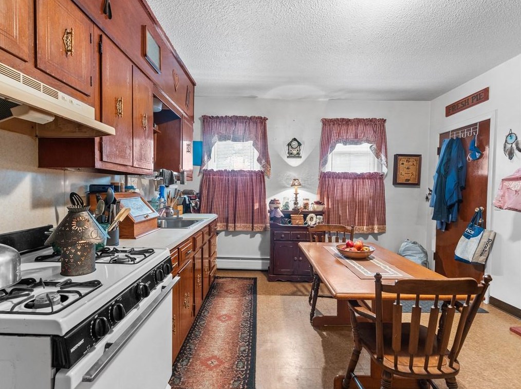 135 Cato St, Woonsocket, RI 02895