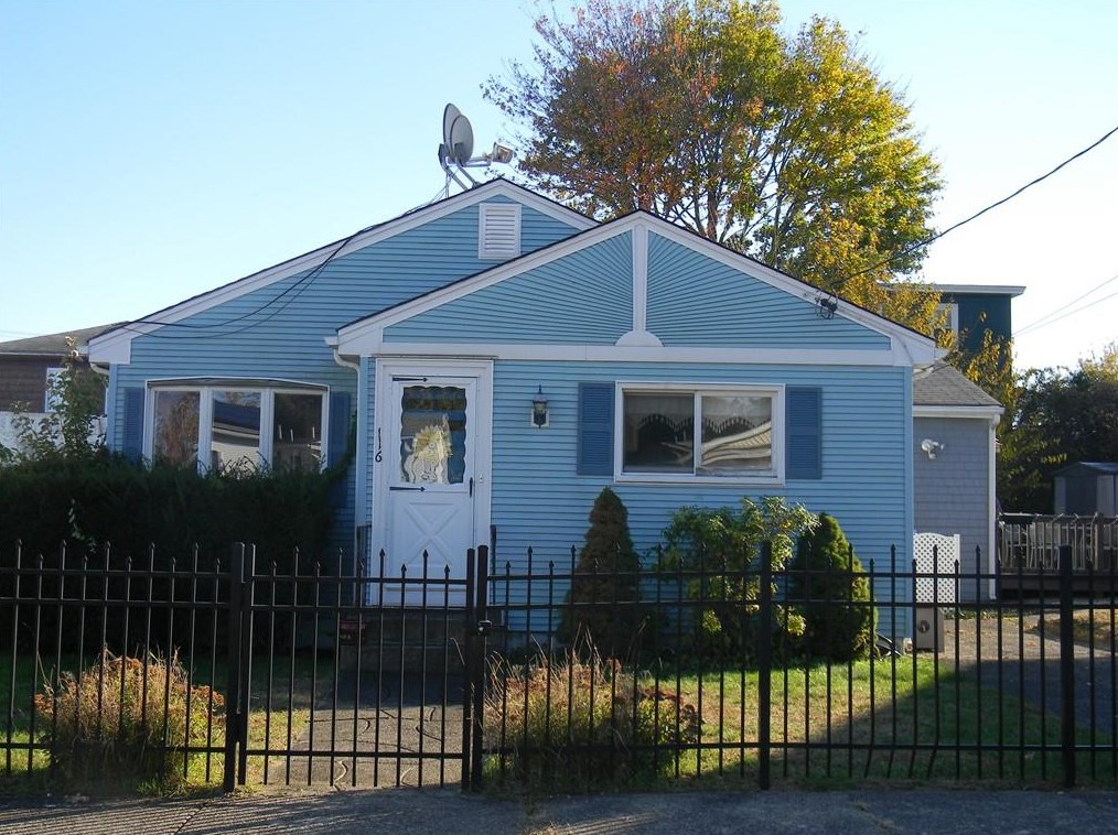 116 Prentice Ave, Pawtucket, RI 02860 exterior