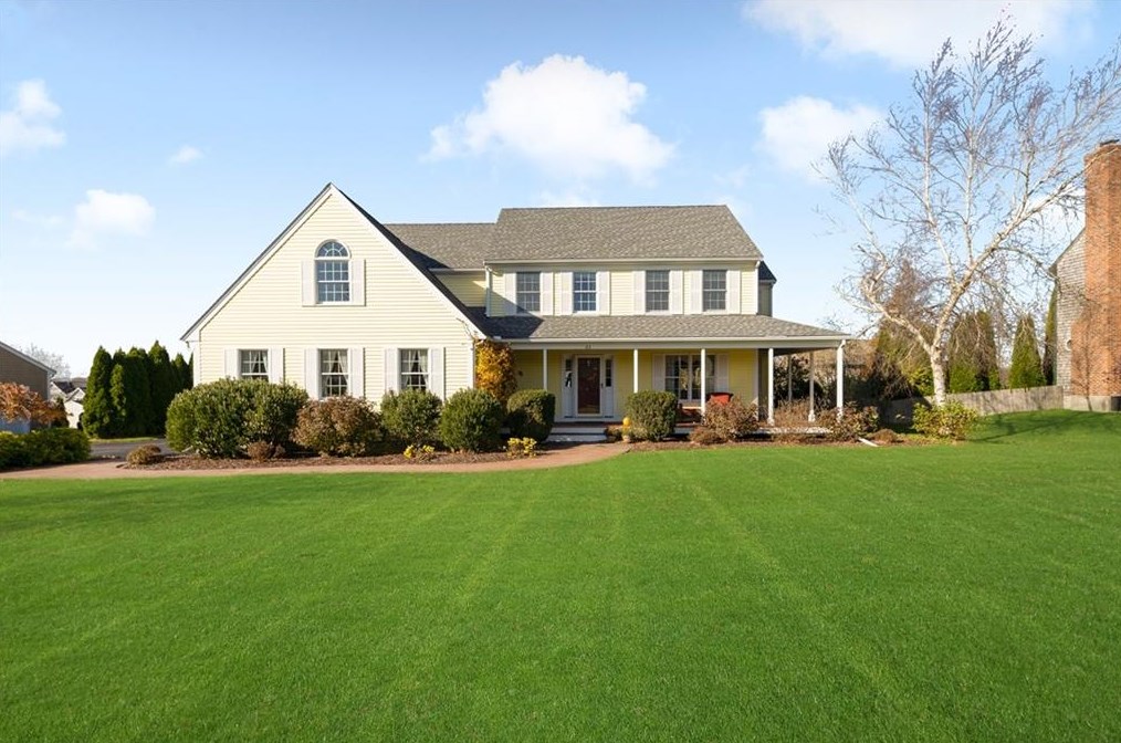 63 Fieldstone Dr, Portsmouth, RI 02871