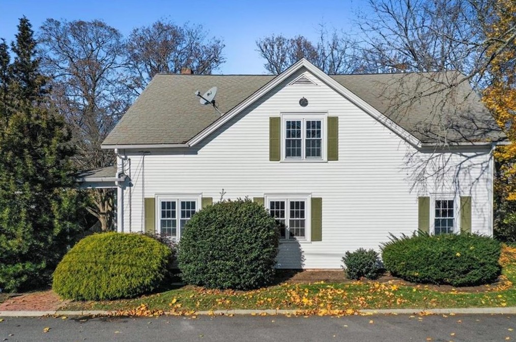 8 Cedar Ave, Barrington, RI 02806 exterior