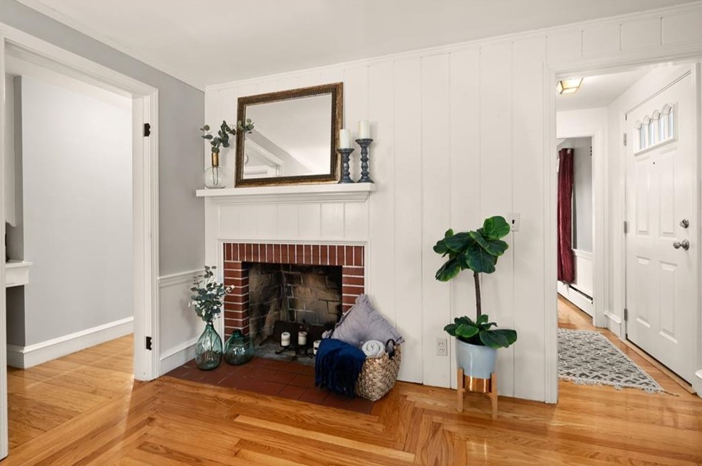 133 Rangeley Rd, Cranston RI 02920-6144 exterior