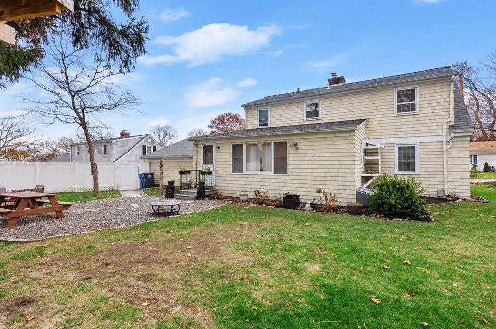 133 Rangeley Rd, Cranston RI 02920-6144 exterior