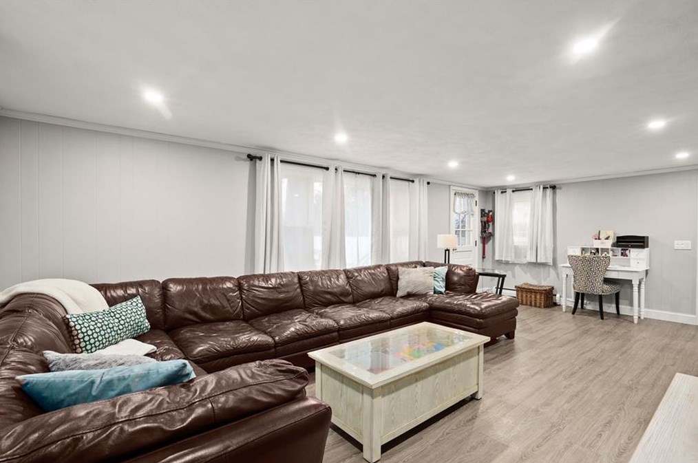 133 Rangeley Rd, Cranston RI 02920-6144 exterior