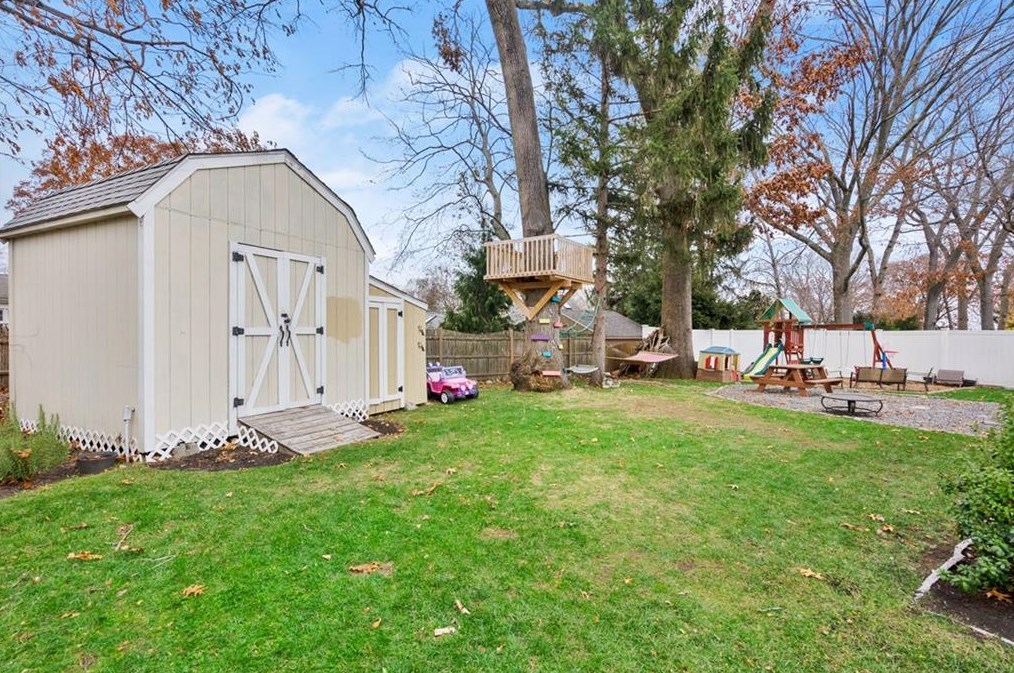 133 Rangeley Rd, Cranston RI 02920-6144 exterior