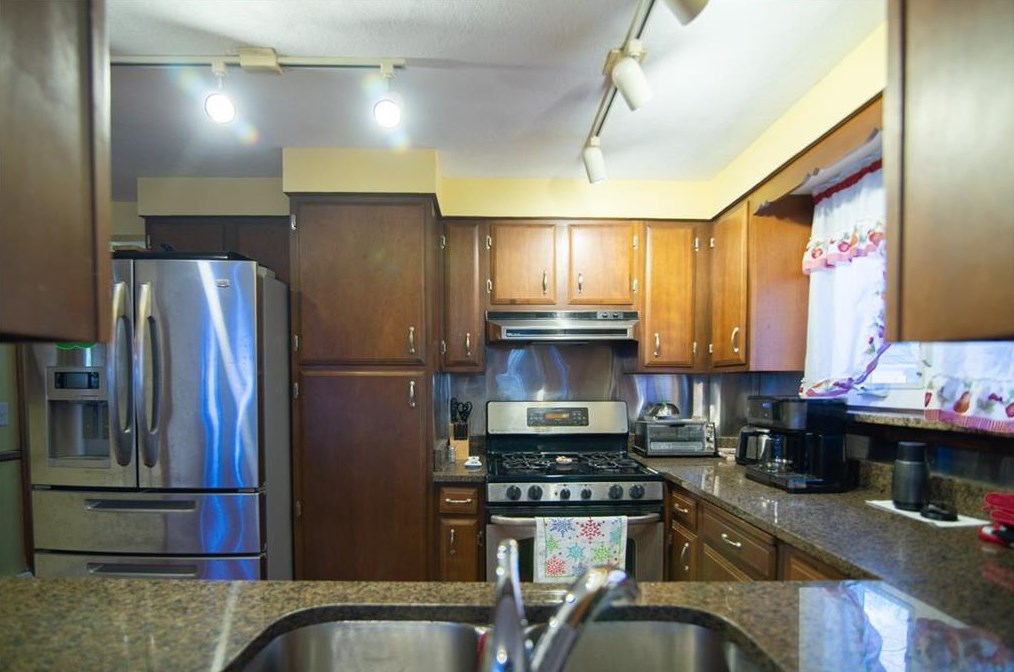 217 Bateman Ave, Cranston, RI 02920 exterior