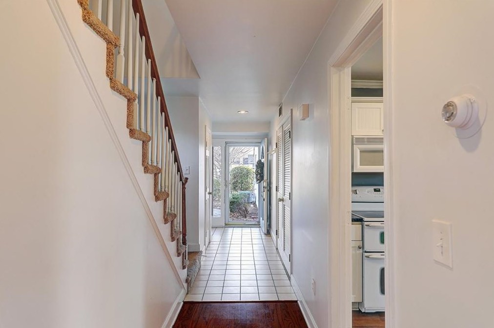 126 Corey Ln, Middletown, RI 02842