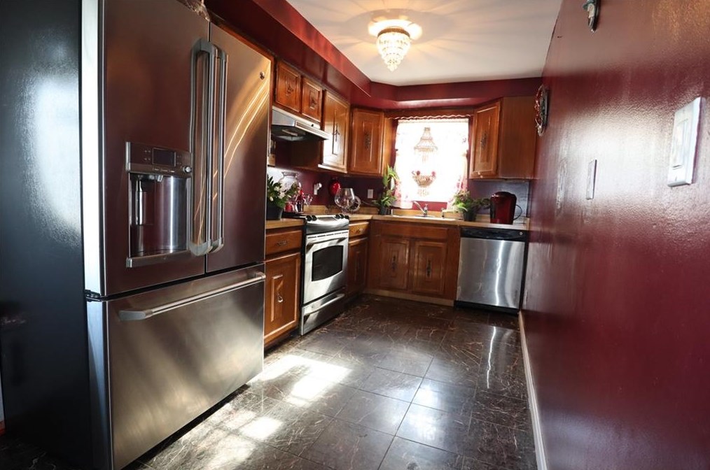 7 Claremont St, Central Falls, RI 02863-2502