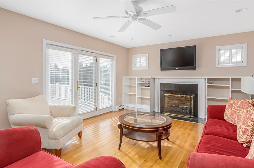 141 Meadow Ln, Middletown, RI 02082