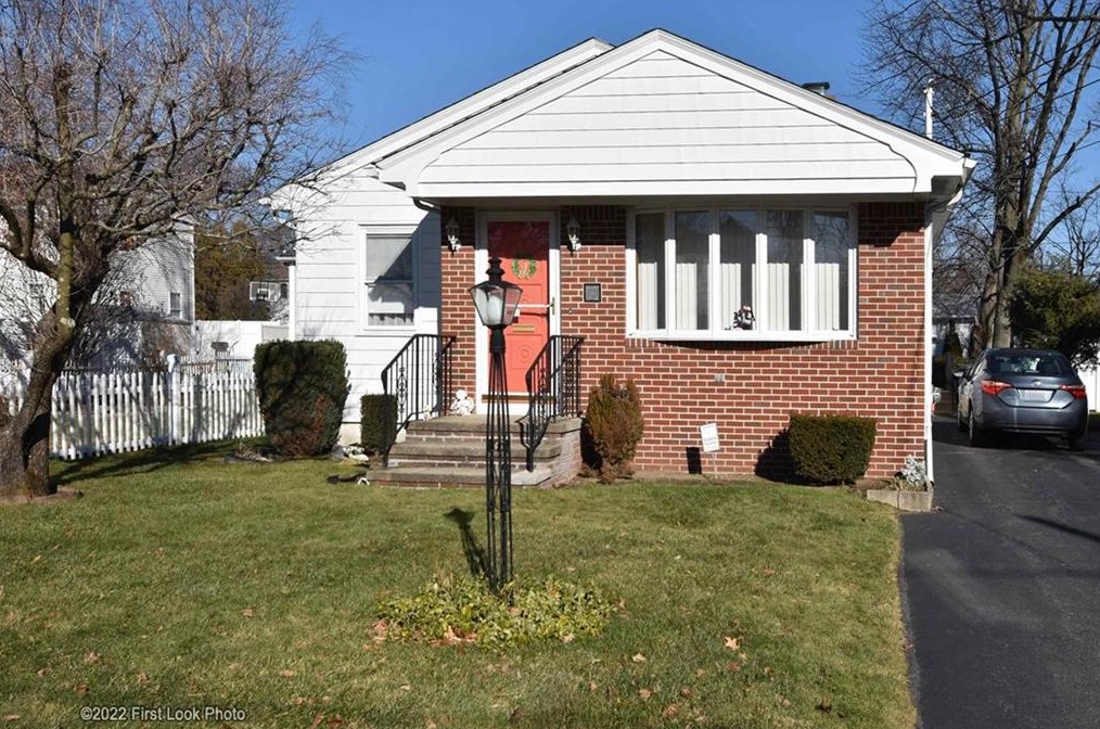 101 Massachusetts St, Cranston, RI 02920