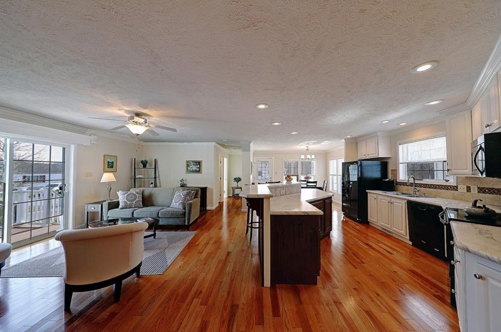 32 Bluebird Dr, Tiverton, RI 02878