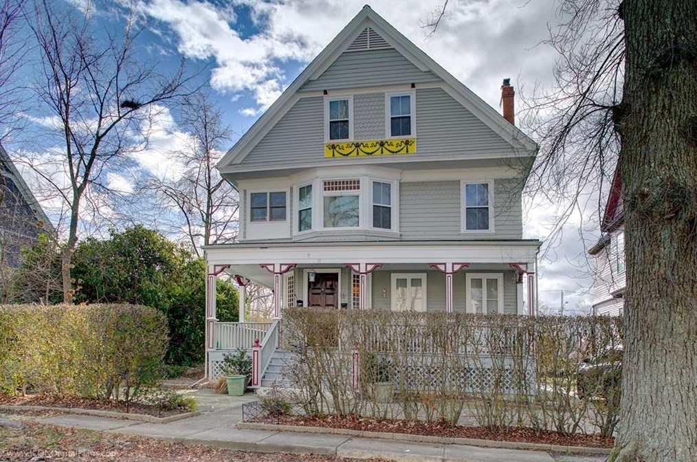 11 Dresser St, Middletown, RI 02840