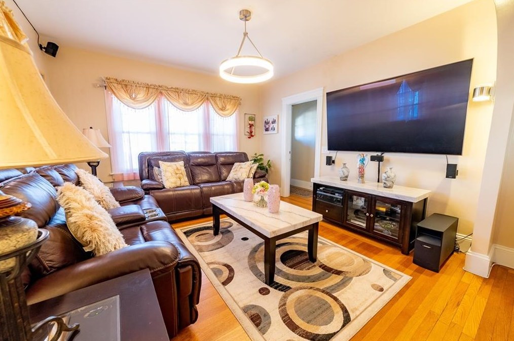 108 Burnside St, Cranston RI  02910-1732 exterior