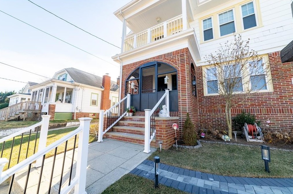 108 Burnside St, Cranston RI  02910-1732 exterior