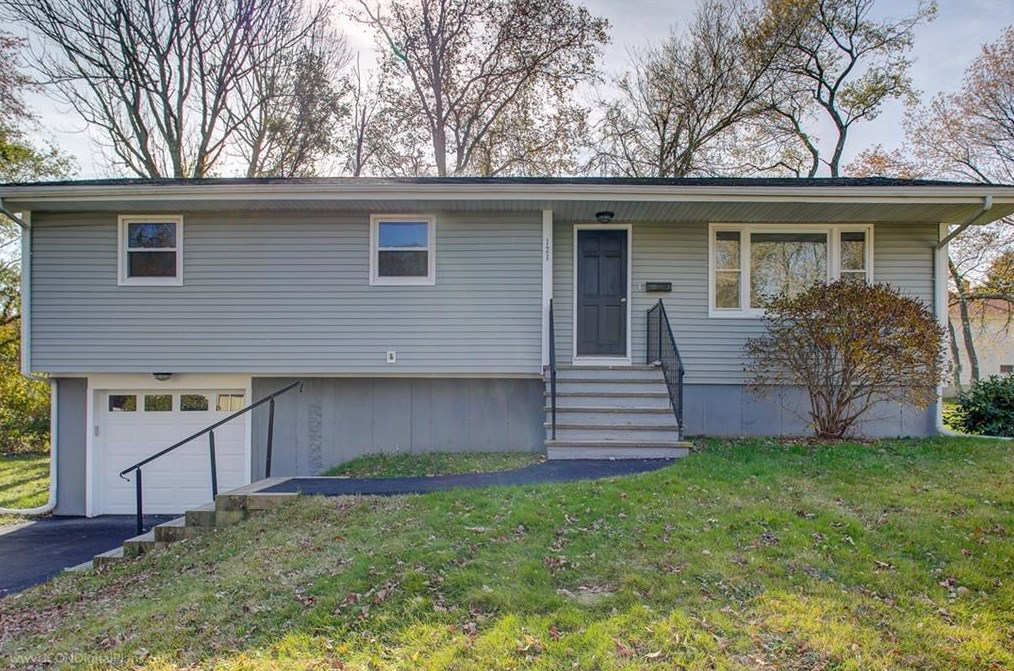 121 Fir Ave, Tiverton, RI 02878